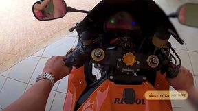 bunda perfeita na moto! casada rainha hotwife parando o transito e exibindo tudo pela cidade