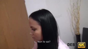 DEBT4k. Il collezionista è dalle belle forme del corpo degli st