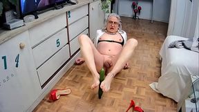 Carlatx barefoot and with a cucumber up her ass