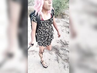 linda muñeca en minivestido con hermosas piernas y pies lindos le gusta caminar solitaria muy puta