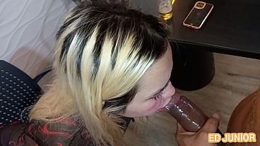 ED JUNIOR FUDENDO UMA NOVINHA GOSTOSA SEM CAMISINHA NA MESA DE BAR