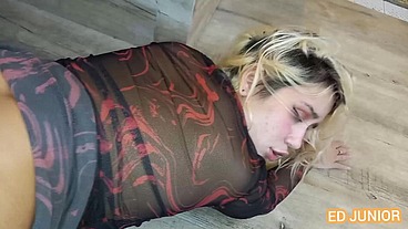 ED JUNIOR FUDENDO UMA NOVINHA GOSTOSA SEM CAMISINHA NA MESA DE BAR