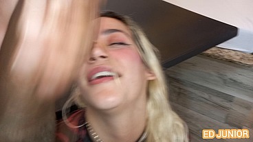 ED JUNIOR FUDENDO UMA NOVINHA GOSTOSA SEM CAMISINHA NA MESA DE BAR