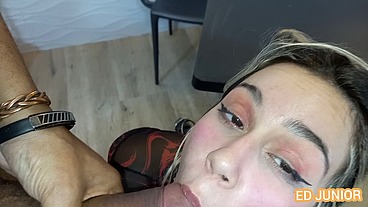 ED JUNIOR FUDENDO UMA NOVINHA GOSTOSA SEM CAMISINHA NA MESA DE BAR