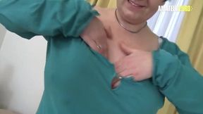 Curvy Mature Beauty Enjoys a Playful Session - Amateur Euro Delight