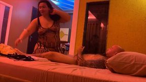 novinha da bunda gigante fazendo oral no gordinho do pau pequeno