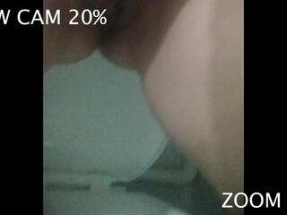 Madurita tetona meando en el baño de casa. Fetiche de la orina