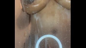 Petite douche avec moi ?