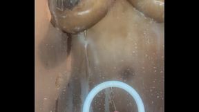 Petite douche avec moi ?