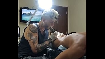 Ele deitou na maca gemendo com a agulha e acabou me seduzindo