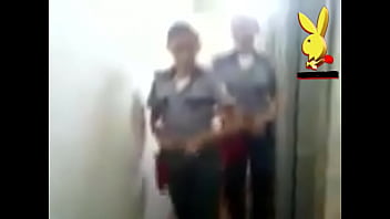 Mujeres Policias Uniformadas y echando desmadre mostrando tanga