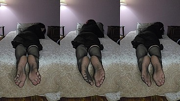 Who wants to cum on my feet?