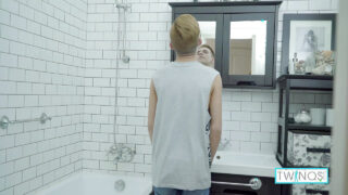 Brunette asiatiske Randi Freja gir en slurvete blowjob og onanerer før hun tar anal uten kondom fra en hung ingefær hingst