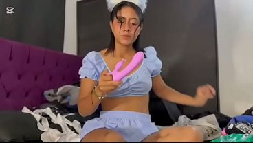 A la empleada le da curiosidad usar un vibrador y termina corriendose