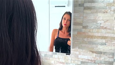 Ashley entraîne Mia dans la luxure à sa manière...