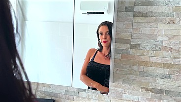 Ashley entraîne Mia dans la luxure à sa manière...