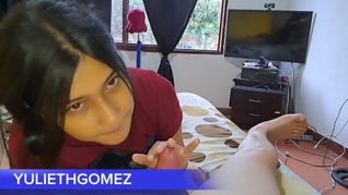 Vi a mi madrastra masturbarse, no pude resistirme a follarme su coño mojado