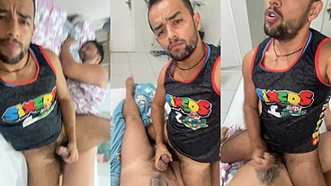 Sentando e gozando no Macho sem camisinha, bareback mais gostoso.