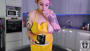 CHUBBY WAITRESS MASTURBATES IN THE KITCHEN WEARING AN APRON