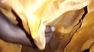 Một chàng trai châu Á nghiệp dư tự sướng với màn xuất tinh nóng bỏng trong clip đồng tính nam tự quay tại nhà.