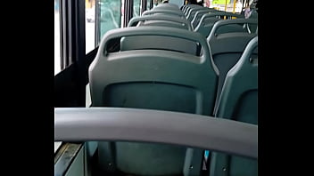 Se la toca en el bus