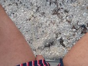 Pisciata in pubblico sulla spiaggia