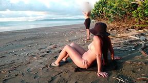 Estaba en la playa y un desconocido me folla mejor que mi marido