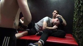 il baise son pote sans capote dans la backroom en jogging