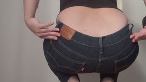 Rebeca te montre son jean bleu brut