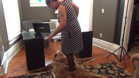 Pink's Big Feet Gets A Bear Rub!