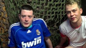 soumission aux pieds et bareback en cruisingdeux mecs baisent no capote dans un...