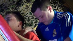 soumission aux pieds et bareback en cruisingdeux mecs baisent no capote dans un...