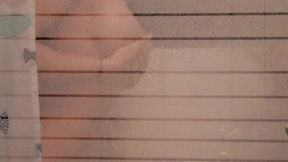 coucou mes cheris je t emmene sous ma douche ce matin belle journee et ...