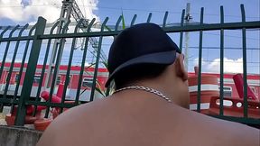 Sexo com desconhecidos dentro do mato.