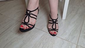 Hostess sore feet in black strappy sandals