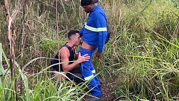Homens se divertindo após o expediente