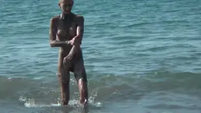 Como me gusta ir a una playa que puedas bañarte desnuda y notar las olas como golpean mi coño