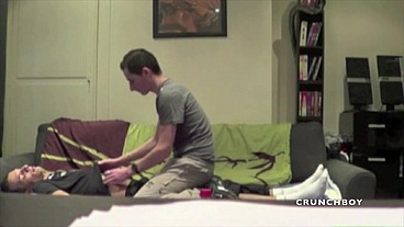 deux badboys baisent dans le lit en sneaker
