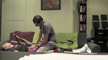 deux badboys baisent dans le lit en sneaker