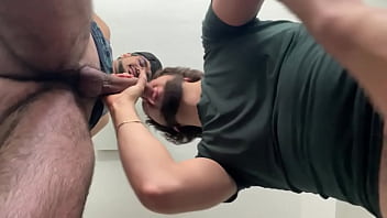 chupando la polla de mi amigo y corriendome