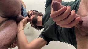 chupando la polla de mi amigo y corriendome