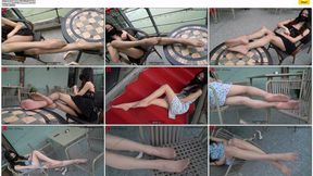 Unexpectedly, the aloof bar DJ Guan Guan possesses a pair of beautiful, sexy big feet clad in stockings.