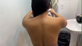 Fiz um boquete no chuveiro e ele ainda pediu meu cu depois do banho