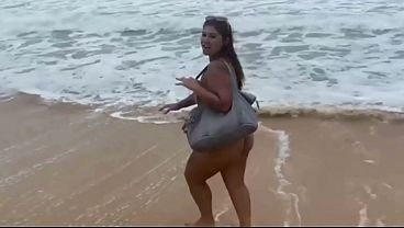 Ruiva se exibindo e faz boquete no marido na praia de nudismo e depois foi mamar um desconhecido roludo