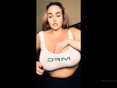 Big ass babe exposes her big boobs