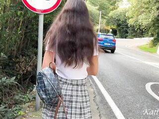 Подглядывал под юбку девки в автобусе и предложил ей потрахаться на публичном пляже