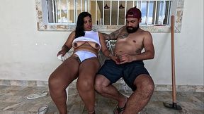 De calcinha molhada e blusinha transparente: n&atilde_o resisti e meti no quintal!