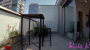 argentina enfiestada en el balcon de su casa