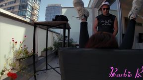 argentina enfiestada en el balcon de su casa