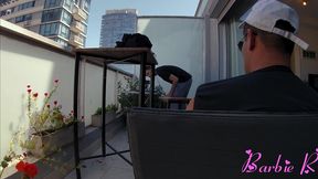 argentina enfiestada en el balcon de su casa